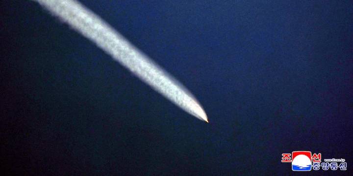 El régimen de Corea del Norte lanzó un misil balístico no identificado hacia el mar tras las nuevas sanciones estadounidenses