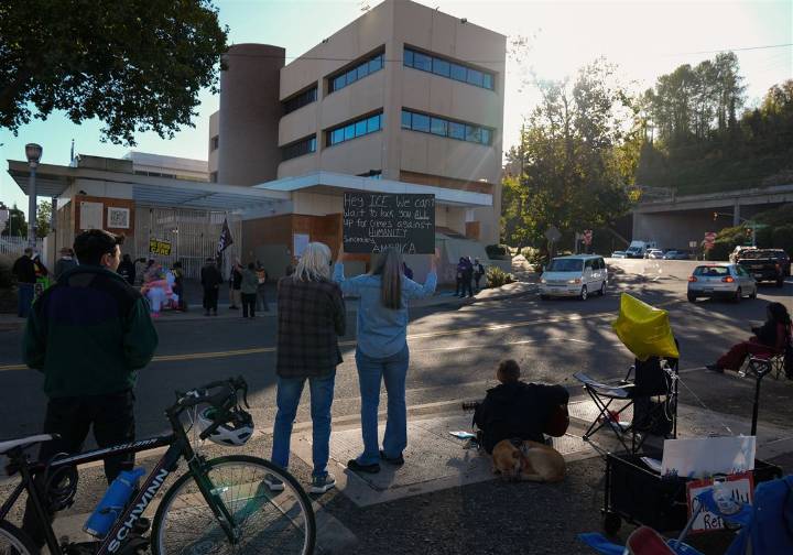 Judge again bars Trump administration from deploying troops to Portland