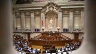 La abstención socialista permite al Gobierno portugués sacar adelante los Presupuestos del 2026