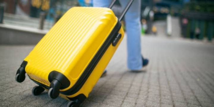 Alerta en Medellín por extranjeros inadmitidos con objetos sexuales: un hombre traía casi 100 condones en su maleta