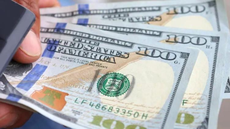 Cae dólar de precio ante peso; esperan recortón de tasa