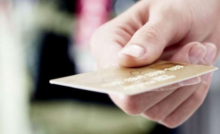 Uno de cada 4 hogares pidió préstamos y más del 50% compra en cuotas o pide fiado