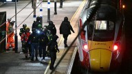 Jóvenes atacan con cuchillo a pasajeros de tren de Londres; hay 10 heridos