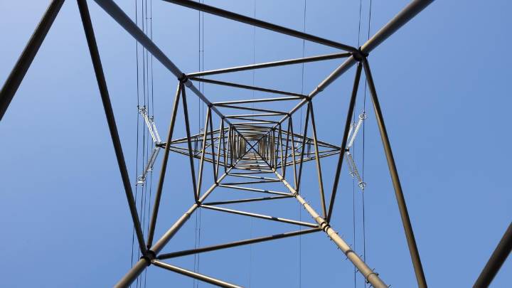 Muere electrocutado un joven trabajador mientras desbrozaba bajo una línea de alta tensión en Coaña
