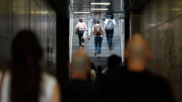 El paro sube a los 2,44 millones, pero el empleo recupera los 21,8 millones de afiliados, la cota más alta en un octubre