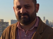 Luis Alberto Laffargue publica 'El dedal': una novela que revive los contrastes de los 80 y 90 argentinos