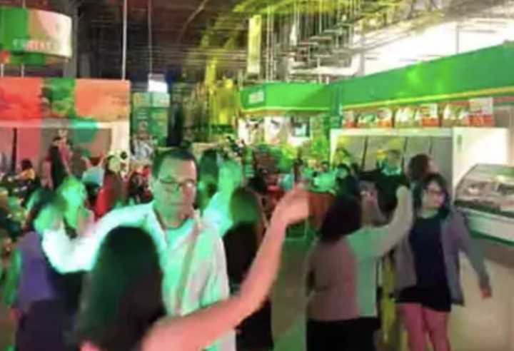 Empleados de Bodega Aurrerá celebran posada en pasillos de tienda y el video se vuelve viral