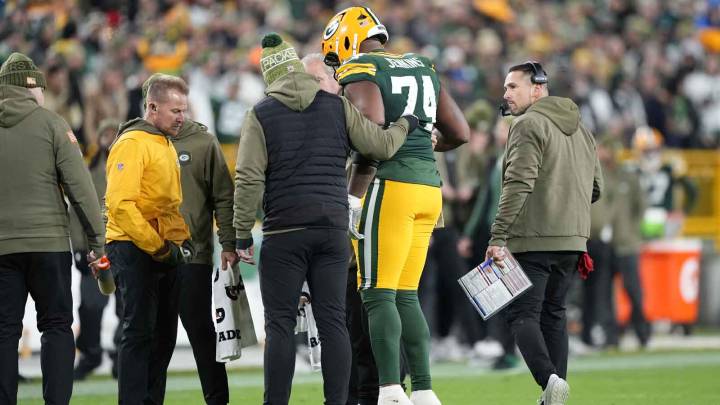 Packers fans express concern after Elgton Jenkins’ injury in MNF vs. Eagles