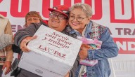Entrega de apoyos alimentarios y aulas escolares en La Paz