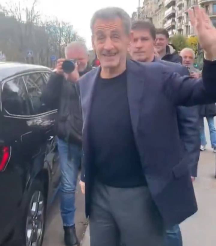 Tras 21 días preso. Sarkozy aprovechó su primer día libre: running, almuerzo en su brasserie favorita con Carla Bruni y nietos