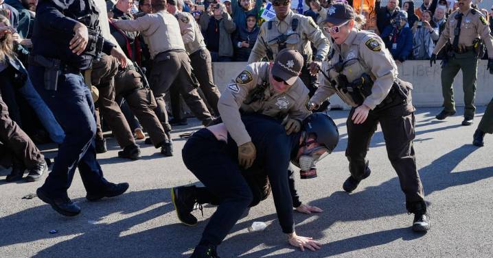 Corte suspende orden que limita el uso de la fuerza por parte de agentes migratorios en Chicago