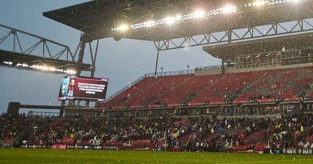 Threat of lightning forces players off the pitch in first half of NSL final