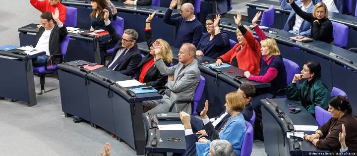 Bundestag aprueba presupuesto con fuerte alza en Defensa