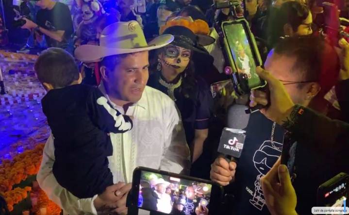 Asesinan a Carlos Manzo, presidente municipal de Uruapan, Michoacán; abaten a uno de los agresores