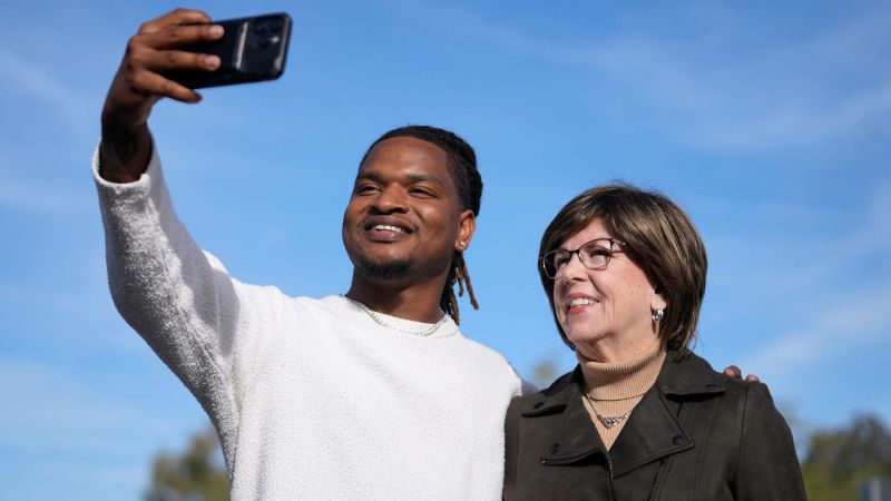 A mistaken text connected them. Now they’ve become one of America’s favorite Thanksgiving traditions