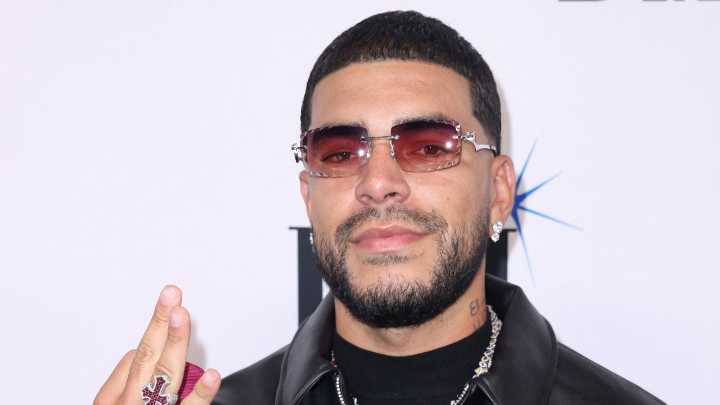 Ryan Castro sorprende al presentarse en el show musical de Vogue Colombia