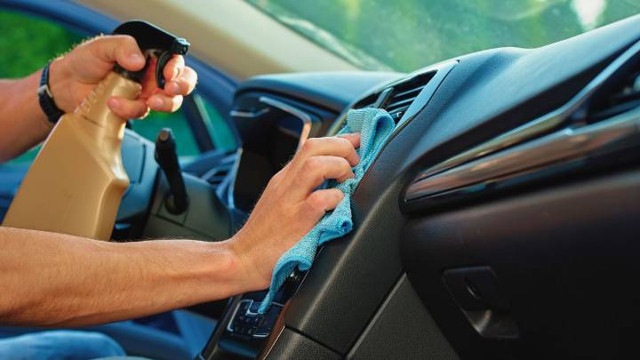 Cómo usar un poco de vinagre para limpiar el tablero del auto: paso a paso