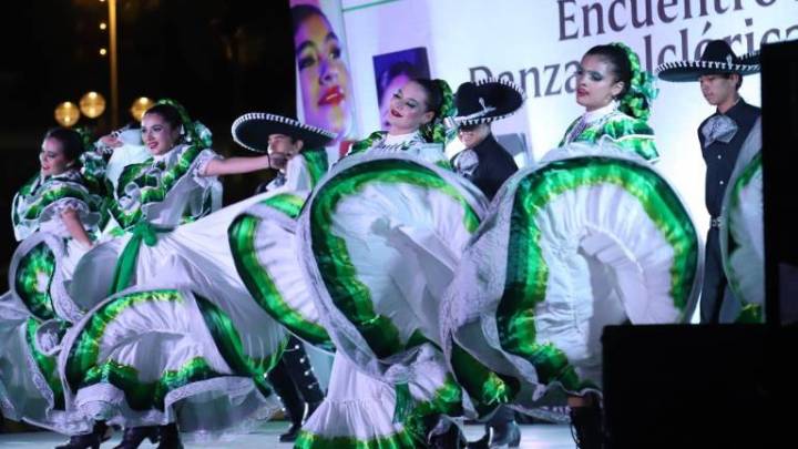 Brillan jóvenes de Cobaes en encuentro estatal de danza folclórica en Mazatlán