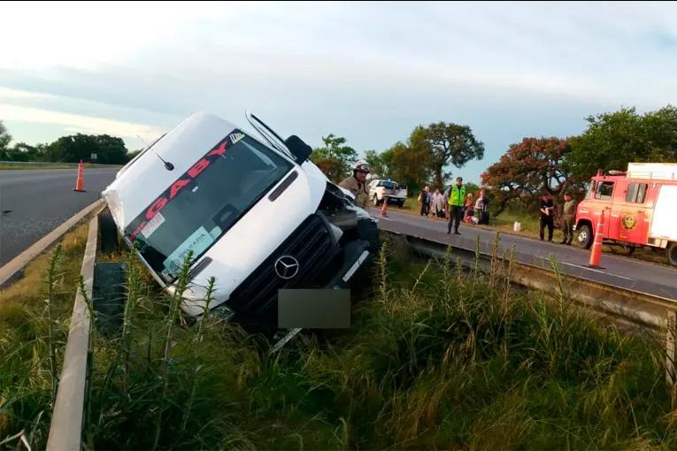 Volcó una combi en Ruta 12: rescataron a 15 personas