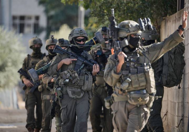 Israeli soldiers appear to kill Palestinian men in West Bank after they surrender