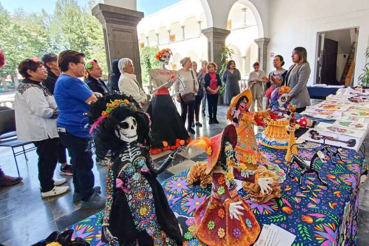 Clausura ayuntamiento de Tlaxcala curso de elaboración de catrinas e impulsa el talento de las mujeres
