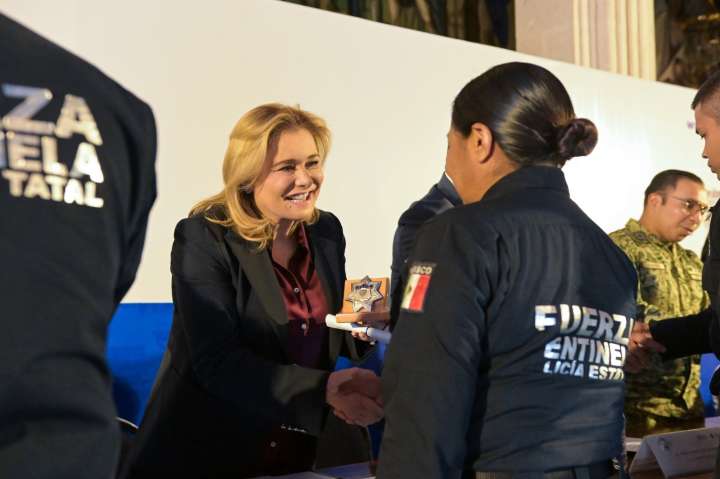 Maru encabeza toma de protesta a 180 elementos de formación inicial