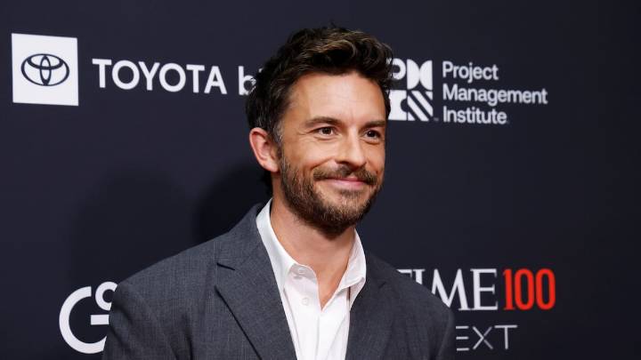 El actor británico Jonathan Bailey, primer homosexual en ser reconocido como el hombre más sexy del mundo