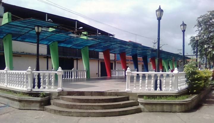 Motorizado casi atropella a un adolescente en el bulevar de la plaza Bolívar