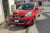 Conductor pierde control y choca contra poste en el barrio de San Román en Campeche