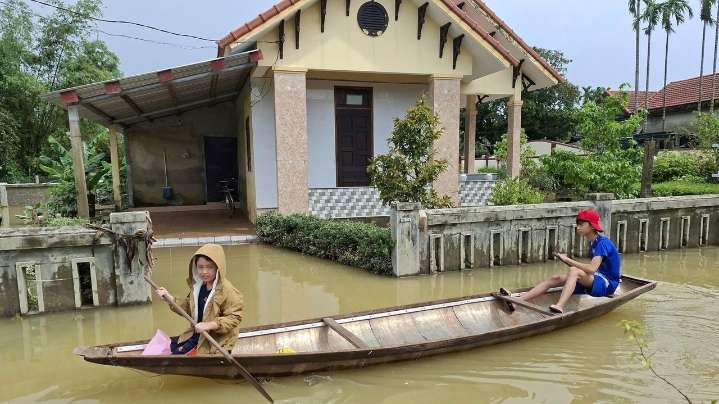 Floods kill 13 in Central Vietnam as rescue operations push forward