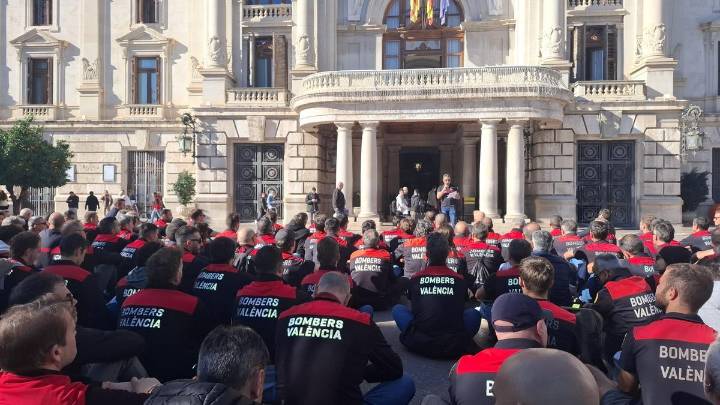 Los bomberos de València reclaman al ayuntamiento que reconozca el fallo mecánico de sus camiones