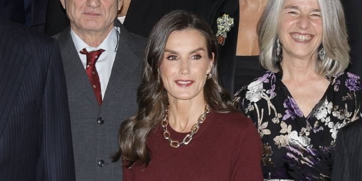 La Reina Letizia estrena falda de lentejuelas y collar 'low cost' en los premios Francisco Cerecedo