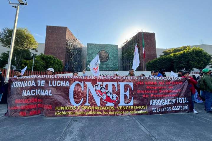 CNTE instala plantón afuera de la Cámara de Diputados