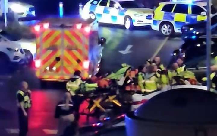 Al menos dos sujetos apuñalan a varias personas en un tren de Londres