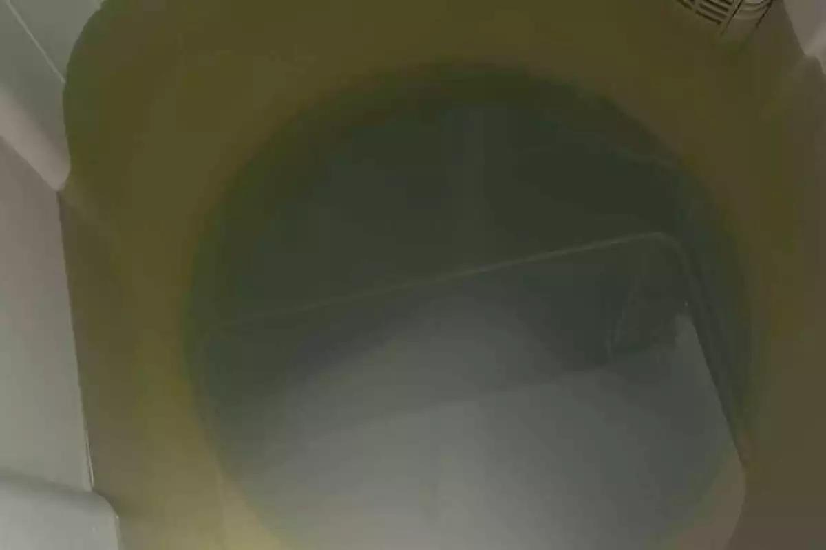 Vecinos de Villamar I en Playa del Carmen reportan agua contaminada de tuberías