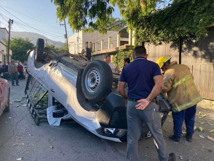 Atacan a balazos a pareja que iba en auto y vuelcan cuando buscaban ayuda en Tamaulipas
