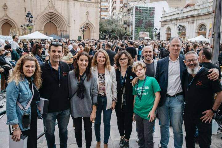 La Plaza Mayor de Castellón se llena en la sexta edición del Vermut Solidario de Diables