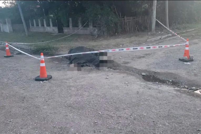 Un nene andaba a caballo, el animal pisó un cable y murió electrocutado: el estado del pequeño