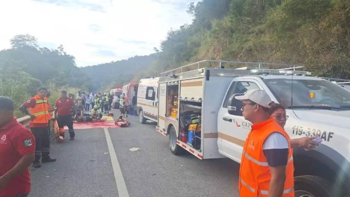 Reportan 3 fallecidos y 10 lesionados en accidente en la carretera Barranca Larga