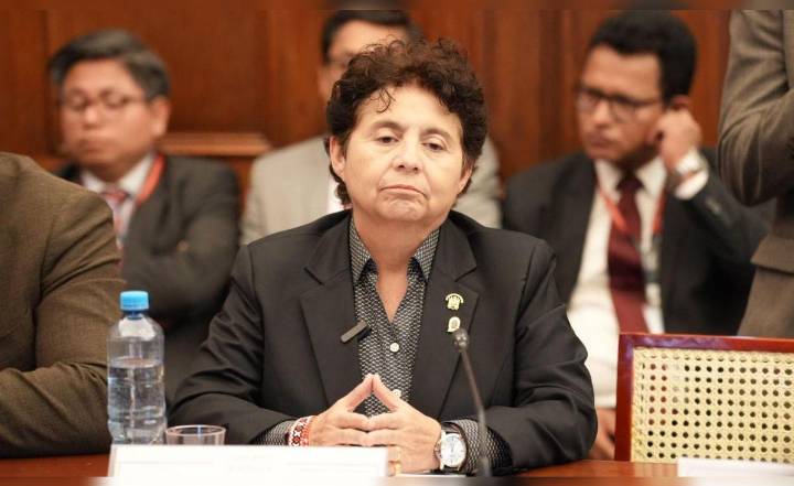 Comisión de Ética sanciona a Susel Paredes por permitir uso de baño femenino a personas trans en el Congreso