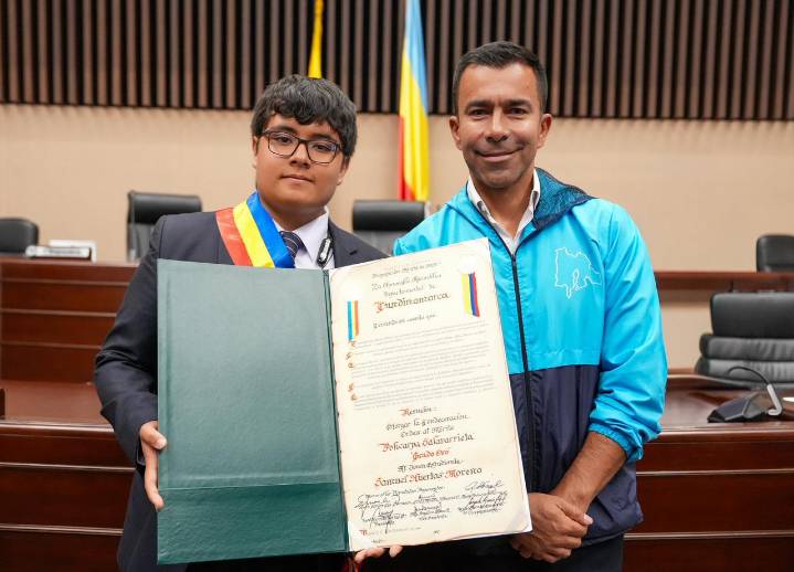 Asamblea de Cundinamarca otorga la Orden Policarpa Salavarrieta — Grado Oro a Samuel Huertas por obtener puntaje perfecto en las Pruebas Saber 11
