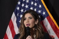 Noem entrega cheques de 10,000 dólares a algunos agentes de la TSA que trabajaron durante el cierre de gobierno