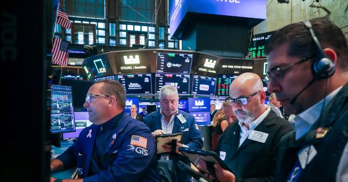 Wall Street sube con impulso de acciones tecnológicas, mientras bitcoin profundiza su caída