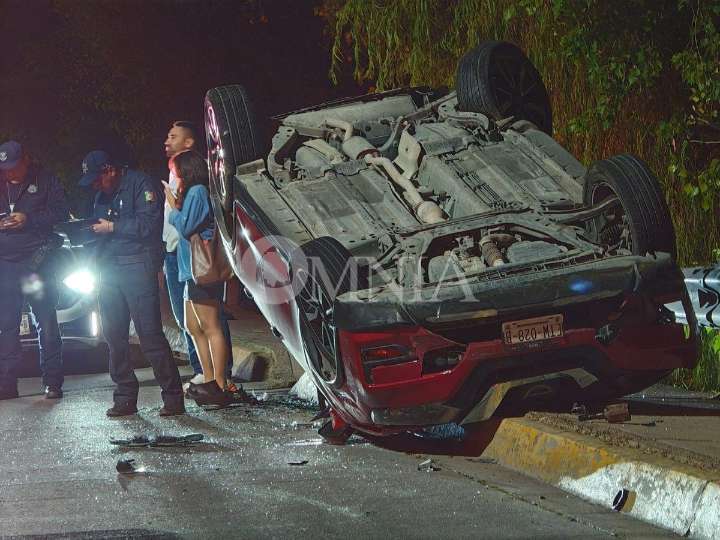 Choque y volcadura sobre la Teófilo Borunda; dos lesionados