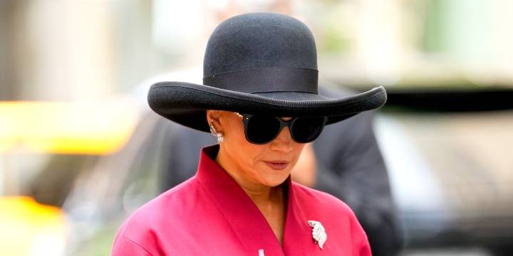 Jennifer Lopez, 56, Stuns in Extravagant Gown with Voluminous Train at the 16th Governors Awards