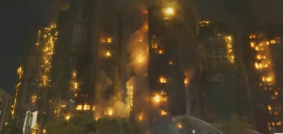 4 muertos por gigantesco incendio que destruyó edificios en Hong Kong