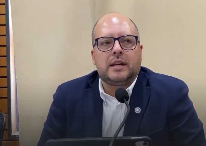 Críticas a concejal Mauricio Zeballos tras nueva abstención en votación clave del PADEM 2026