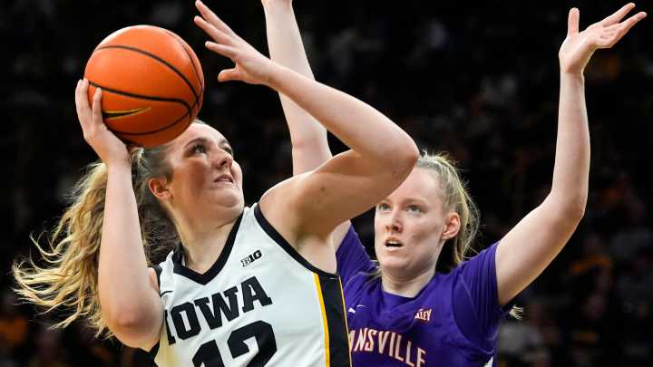Iowa basketball freshman Layla Hays injured, but returns later