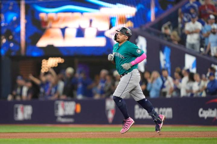 Reports: Mariners bringing back 1B Josh Naylor on 5