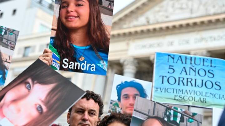 Familias de víctimas del 'bullying' protestan ante el Congreso de los Diputados y piden una ley: "¿Cuántos más niños tienen que morir?"